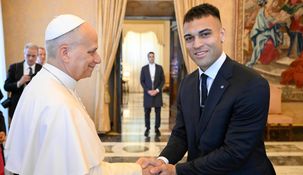 León XIV junto a Lautaro Martínez, goleador y campeón con Inter de Milan. León XIV junto a Lautaro Martínez, goleador y campeón con Inter de Milan.