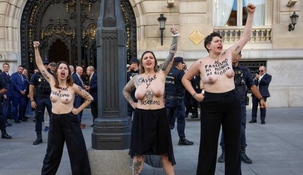 Las activistas rechazaron la visita del presidente de Argentina a Madrid para recibir un premio por la libertad.