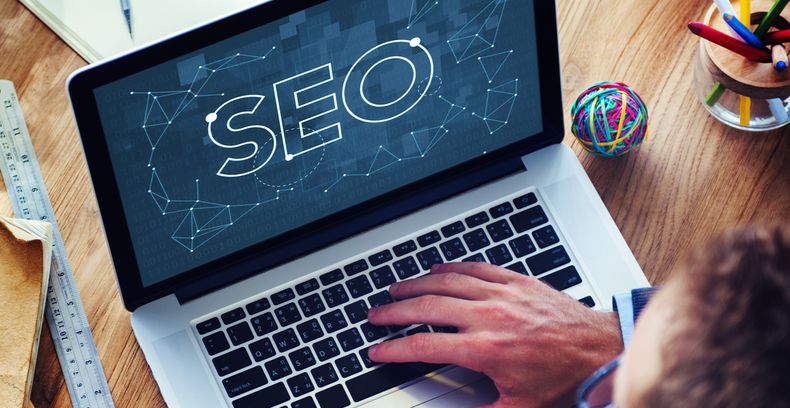 Para postularse a la vacante, los interesados deben completar el formulario de solicitud en inglés, destacando sus habilidades en SEO y herramientas de análisis.