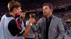 El Muñeco Gallardo saludó a los alcanzapelotas de River.