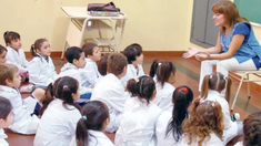 La prohibición se aplica al nivel inicial y primario y el secundario tendrá regulaciones.