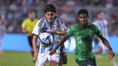 El juvenil Luka Romero disputando la pelota en el partido frente a Nigeria. El juvenil Luka Romero disputando la pelota en el partido frente a Nigeria.