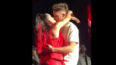 Lali Espósito y Santi Maratea se besaron en el escenario del Disciplina Tour. Lali Espósito y Santi Maratea se besaron en el escenario del Disciplina Tour.