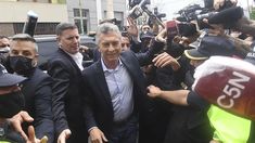 Con un desprecio absoluto, Macri arrojó el micrófono de C5N al piso. Con un desprecio absoluto, Macri arrojó el micrófono de C5N al piso.