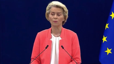 La política de la UE puso énfasis en cuanto a las políticas económicas y de competitividad.
