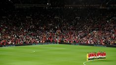 Los jugadores y los hinchas de Manchester United durante el minuto de silencio. Los jugadores y los hinchas de Manchester United durante el minuto de silencio.