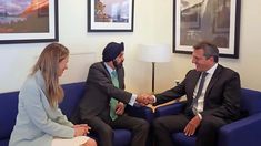 Sergio Massa junto a Cecilia Nahón y Ajay Banga. Sergio Massa junto a Cecilia Nahón y Ajay Banga.