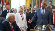 -Donald Trump escucha a su secretario de Salud, Robert F. Kennedy Jr., durante la ceremonia de la firma de la reclasificación de la marihuana, este jueves en el Despacho Oval -Donald Trump escucha a su secretario de Salud, Robert F. Kennedy Jr., durante la ceremonia de la firma de la reclasificación de la marihuana, este jueves en el Despacho Oval