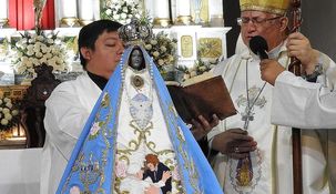 El obispo de Catamarca bendijo la imagen de la Virgen del Valle que lleva bordado al Presidente.