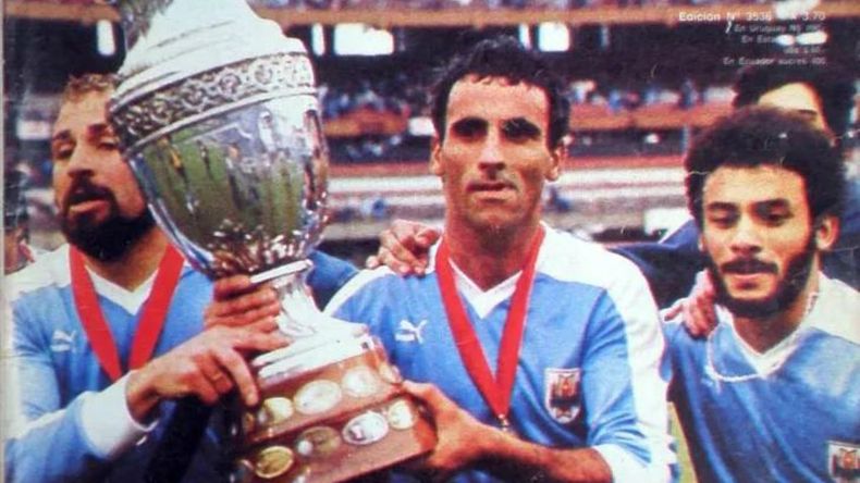 Domínguez campeón de la Copa América 1987 con Uruguay dando la vuelta en Argentina.