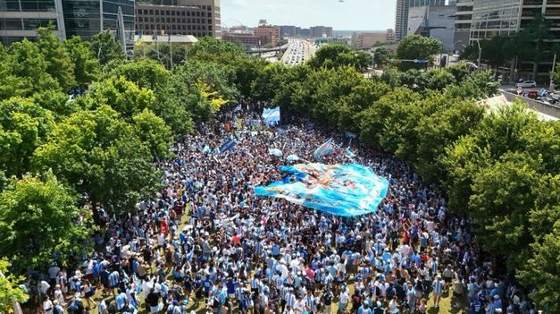 Unos 10.000 hinchas se congregaron en el Klyde Warren Park de Dallas.