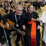 León Gieco fue uno de los artistas argentinos que cantó frente al Papa Francisco en 2023 en el Vaticano.