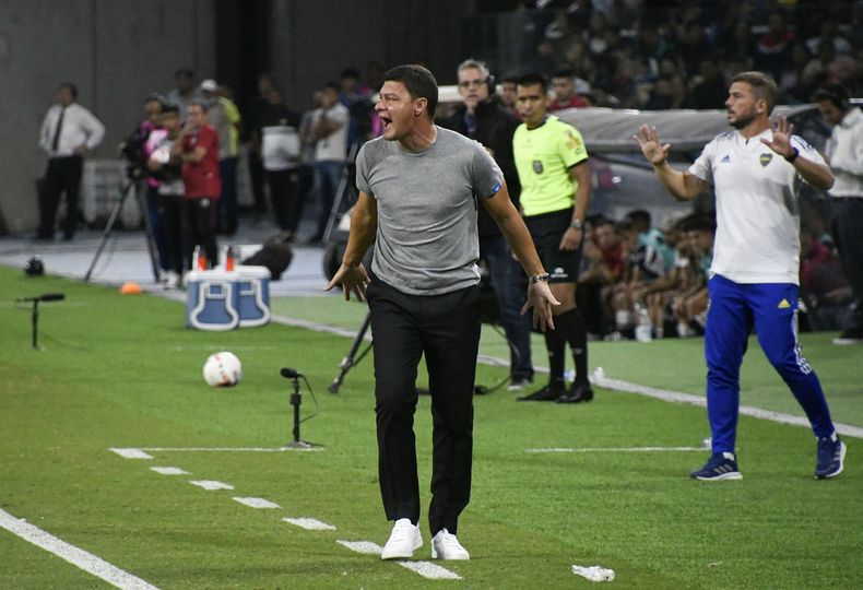 Battaglia vivió el partido con intensidad.