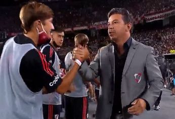 El Muñeco Gallardo saludó a los alcanzapelotas de River. El Muñeco Gallardo saludó a los alcanzapelotas de River.