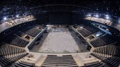 La artista chilena bromeó con el público ante la invasión de los insectos. La artista chilena bromeó con el público ante la invasión de los insectos.