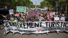 Los manifestantes recorrieron calles del centro de Barcelona para visibilizar la problemática del turismo masivo. Los manifestantes recorrieron calles del centro de Barcelona para visibilizar la problemática del turismo masivo.