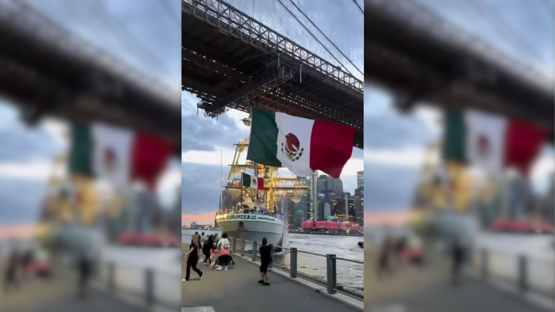 El momento del choque contra el puente de Brooklyn.