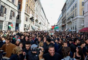 Estudiantes y trabajadores salieron por miles este viernes a las calles en toda Italia.