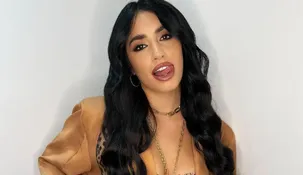 Lali continúa marcando tendencia con su microbikini azul.