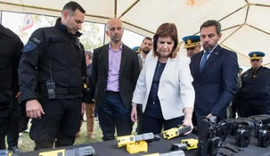 Bullrich durante la presentación de las Taser. Bullrich durante la presentación de las Taser.