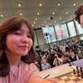 La selfie de Alua Nurman y Magnus Carlsen. La selfie de Alua Nurman y Magnus Carlsen.