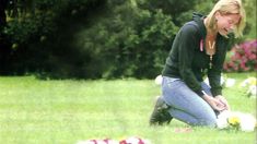 Nazarena Vélez: un mar de lágrimas en la tumba de Fabián Rodríguez Nazarena Vélez: un mar de lágrimas en la tumba de Fabián Rodríguez