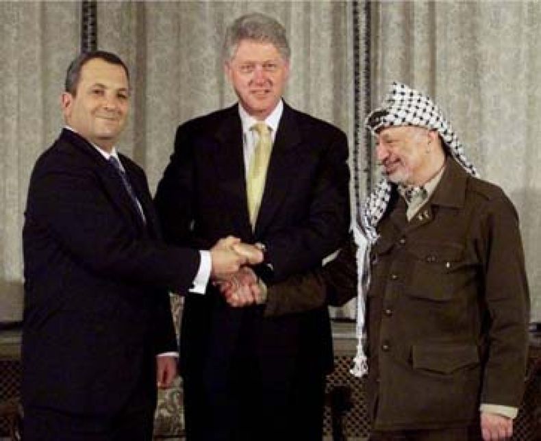 El primer ministro israelí Ehud Barak y el presidente de la Autoridad Nacional Palestina, Yasser Arafat, durante la Segunda Cumbre de Camp David en 2000 junto al mandatario norteamericano Bill Clinton.