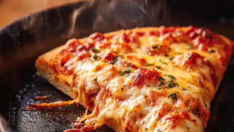 Pizza del día anterior: con un sencillo método casero es posible recalentarla y recuperar una masa firme y un queso nuevamente fundido.