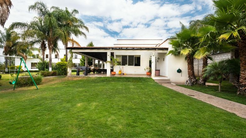 Además, en tiempos en que la vivienda se vuelve un refugio integral, contar con un espacio exterior añade un valor considerable a la propiedad, ofreciendo más versatilidad y bienestar a sus habitantes.  
