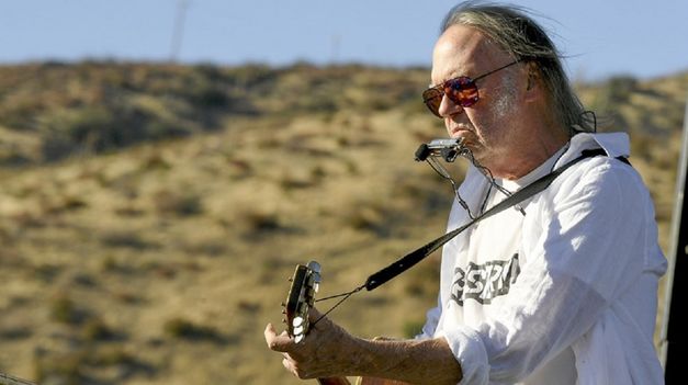 Neil Young cumplió su palabra y retiró todo su contenido de Spotify.