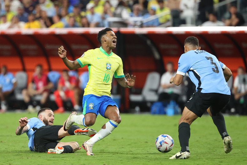 Nandez le pega a Rodrygo y se queda afuera del partido.