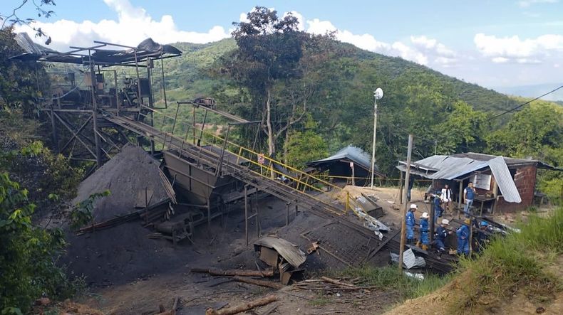Las autoridades buscan rescatar al grupo de trabajadores.