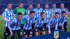 La Academia posó con la capitana en el inicio del partido contra Huracán. La Academia posó con la capitana en el inicio del partido contra Huracán.