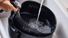 Limpiar la air fryer ayuda a prolongar su vida útil. Limpiar la air fryer ayuda a prolongar su vida útil.