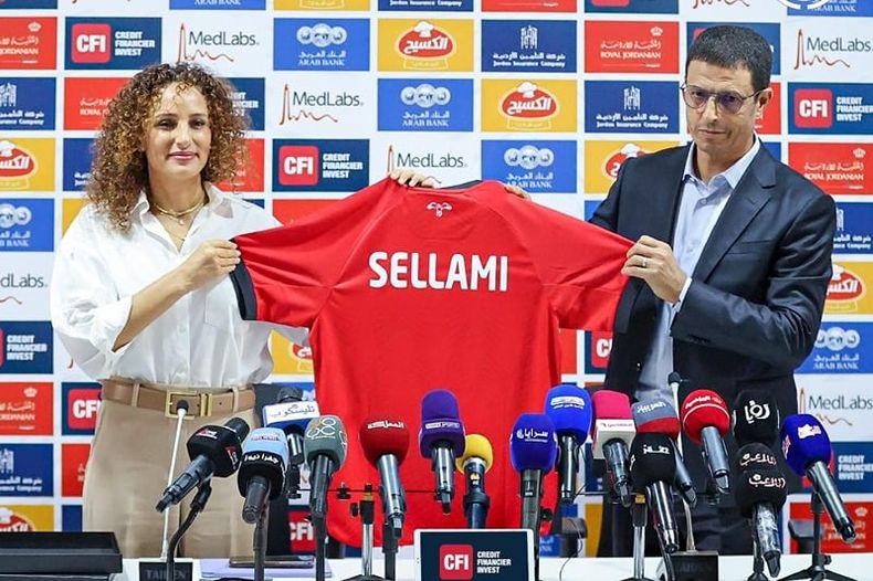 Samar Nassar presenta al entrenador marroquí Jamal Sellami, a mediados del 2024.