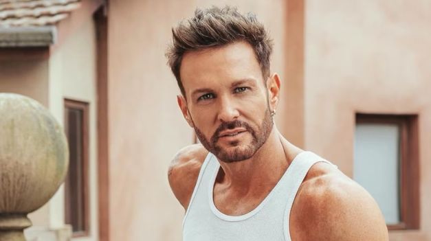El cantante fue denunciado por su exvestuarista.
