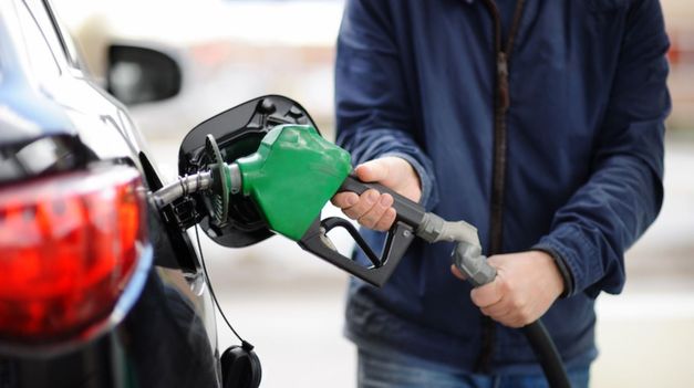 El aumento de los impuestos a los combustibles previsto para septiembre se aplicará el octubre.