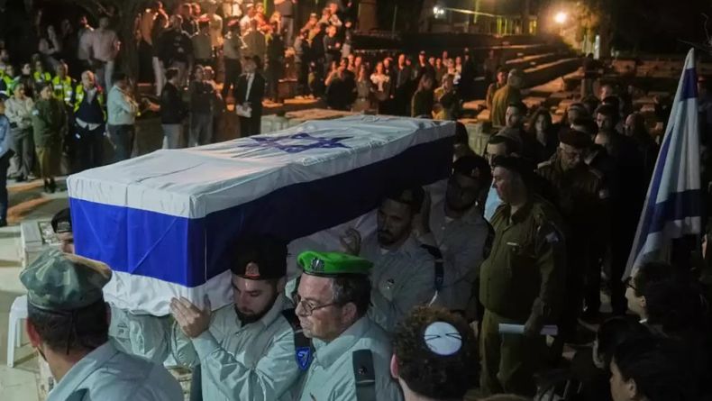 El ataúd de uno de los rehenes fallecidos fue envuelto con la bandera de Israel, tras ser entregado por la Cruz Roja. El ataúd de uno de los rehenes fallecidos fue envuelto con la bandera de Israel, tras ser entregado por la Cruz Roja.