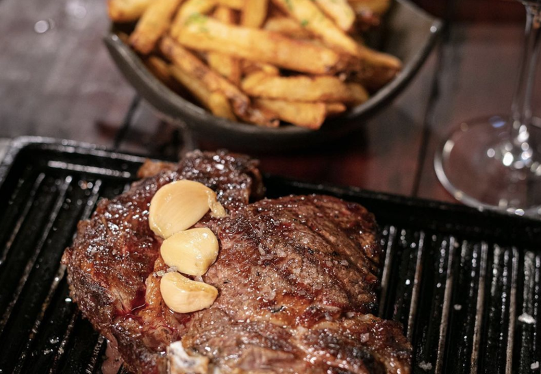 En esta parrilla, además, los vegetales son igual de protagonistas que las carnes y ofrecen una amplia carta de vinos también de distintas regiones y terruños de la Argentina.