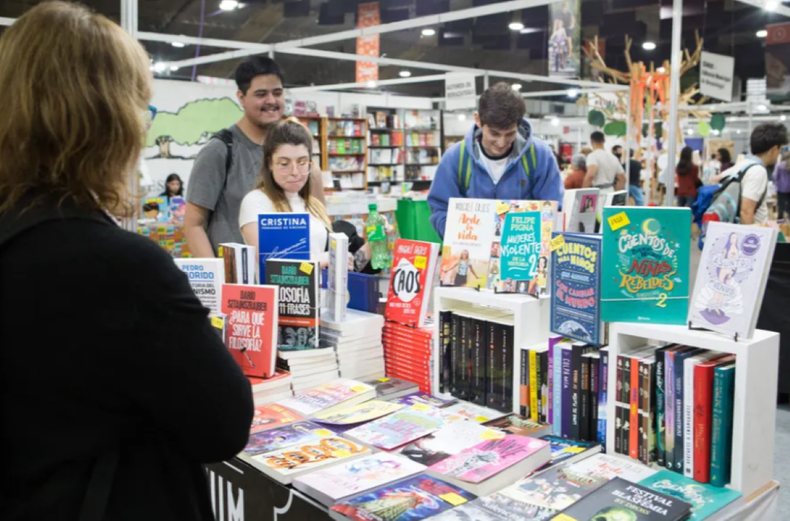 Los organizadores de la Feria del Libro de Buenos Aires también rechazaron la posible derogación de la ley.
