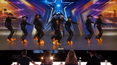 Un grupo argentino bailó malambo de fuego en Americas Got Talent y pasaron a semifinales. Un grupo argentino bailó malambo de fuego en Americas Got Talent y pasaron a semifinales.