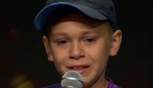 José emocionó a todos los presentes. José emocionó a todos los presentes.