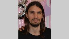 Matías Emanuel Hambra, de 38 años, que tiene una estatura de 1.70 metros, es de tez blanca, barba y el cabello largo de color castaño. Matías Emanuel Hambra, de 38 años, que tiene una estatura de 1.70 metros, es de tez blanca, barba y el cabello largo de color castaño.