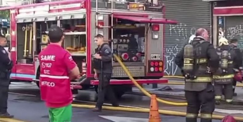 Personal de bomberos trabajaron en el lugar para controlar el incendio en el local comercial de Once.