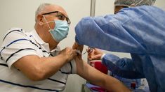 También alcanzará a personas que presentan condiciones de riesgo, fuerzas de seguridad y docentes. También alcanzará a personas que presentan condiciones de riesgo, fuerzas de seguridad y docentes.