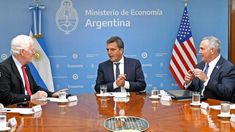 Massa junto al senador de Texas, John Cornyn, y el embajador Marc Stanley.