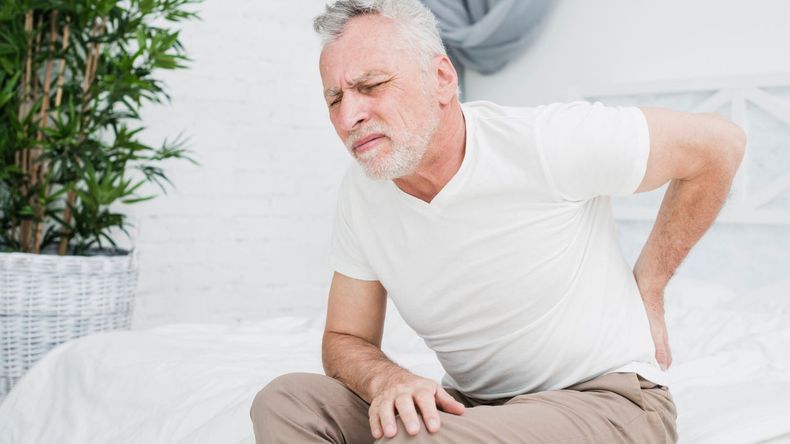 La ciática es una afección caracterizada por un dolor particular que se origina en la zona lumbar y se irradia hacia otras partes del cuerpo. 