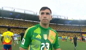 El momento en que Dibu Martínez golpea la cámara. El momento en que Dibu Martínez golpea la cámara.