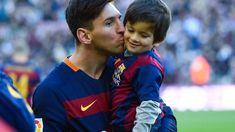 Lionel Messi junto a su hijo Thiago cuando jugaba para el Barcelona.