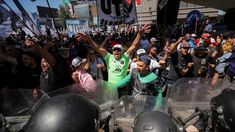 Los movimientos sociales marcharon este viernes en Puente Pueyrredón. Los movimientos sociales marcharon este viernes en Puente Pueyrredón.